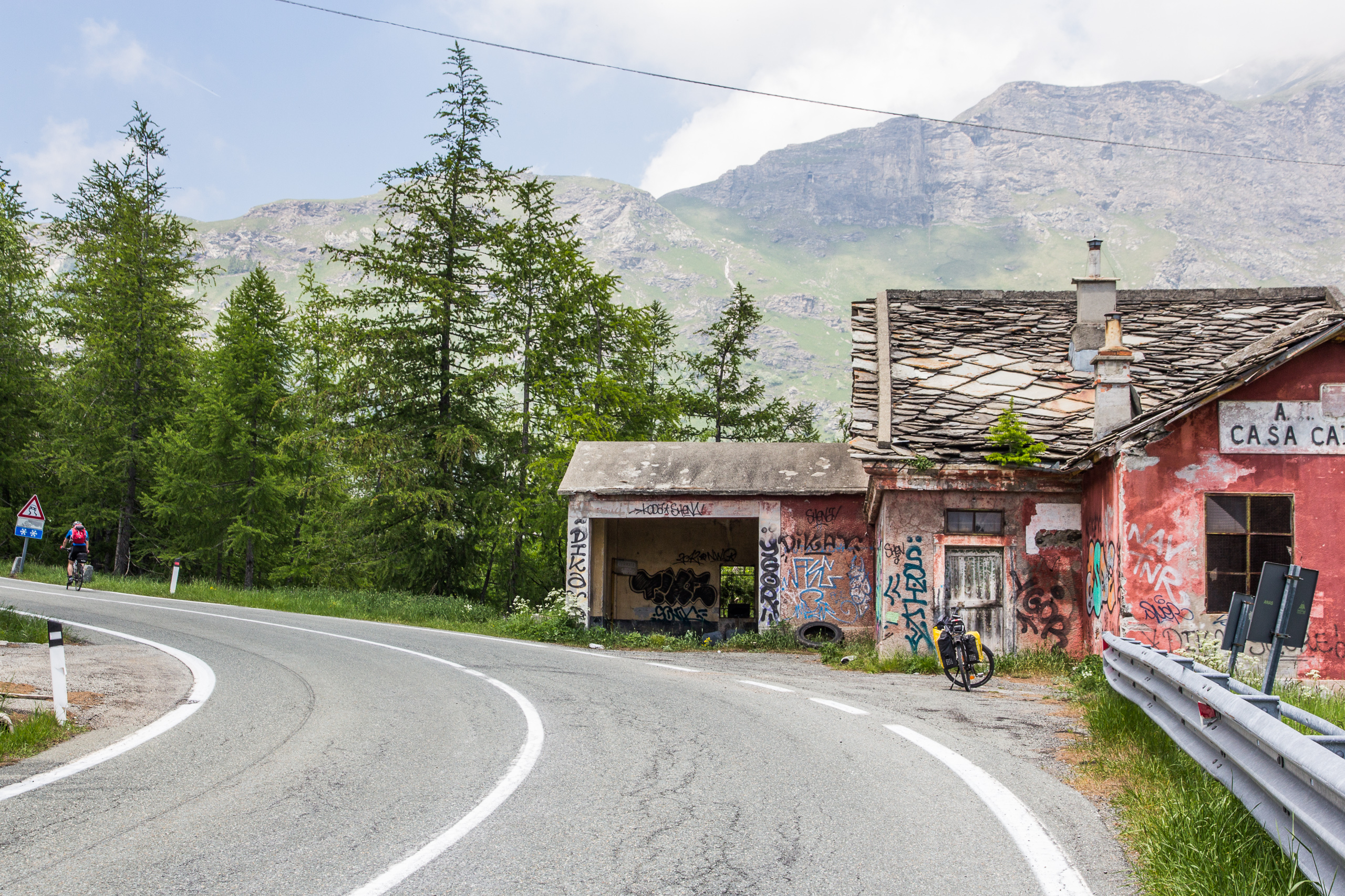 Verlassene Casa Cantoniera mit Graffiti an der Passstraße